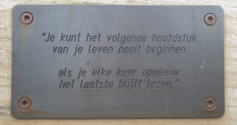 Golzuam - Ik schrijf, dus ik denk dat ik besta
